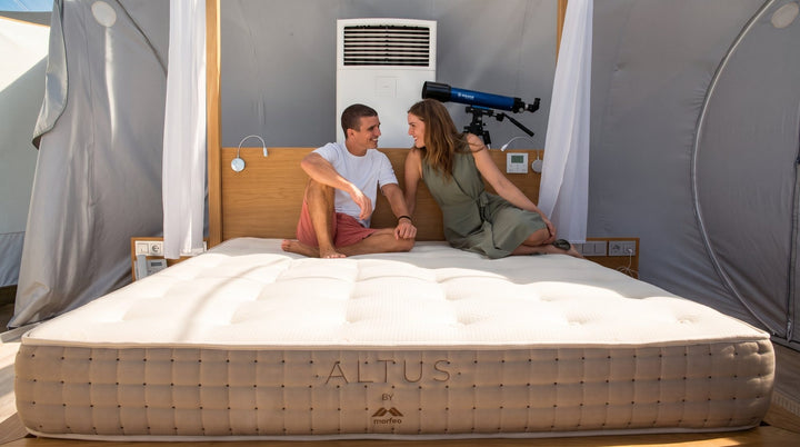 Alejandro Bosch, socio fundador de Miluna, y Elena Fernández, fundadora de Morfeo, en una habitación burbuja del hotel Miluna en Toledo