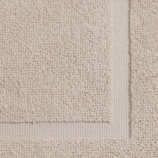Detalle del rizo grueso y la esquina con cenefa de la Alfombrilla de Baño Brisa de Morfeo.