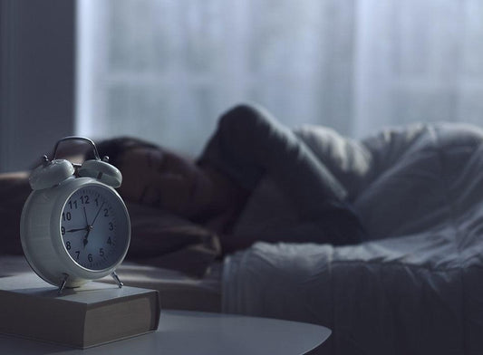 ¿Es necesario dormir completamente a oscuras para un buen descanso?