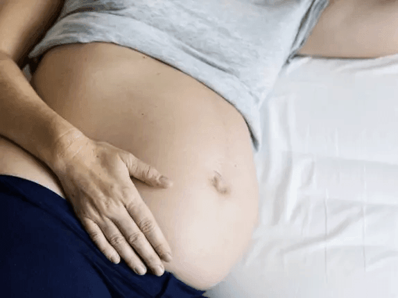 Cómo dormir en el embarazo: las mejores posturas para descansar