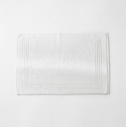 alfombra blanc de morfeo en color blanco con textura suave sobre suelo de baño