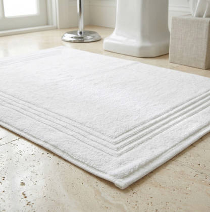 alfombrilla de baño blanc de morfeo en baño luminoso estilo minimalista