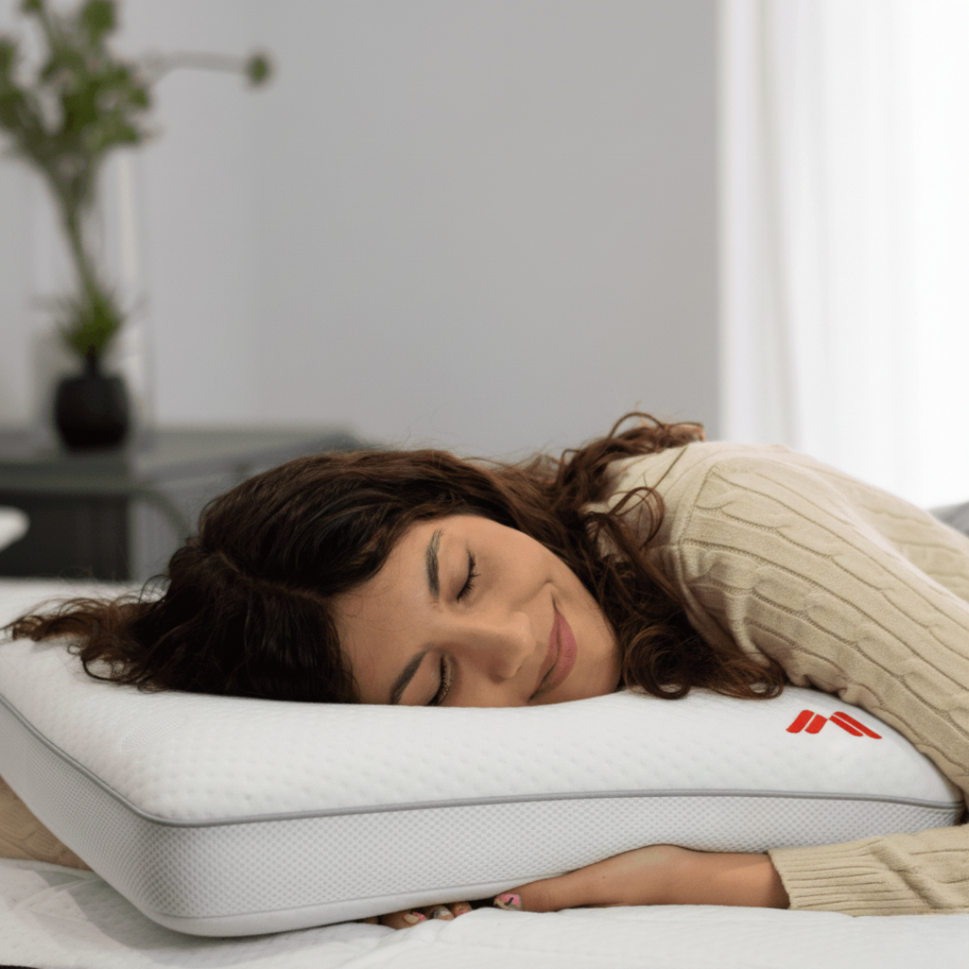 Mujer descansando boca abajo con la cabeza apoyada en la almohada suave Calma de Morfeo.