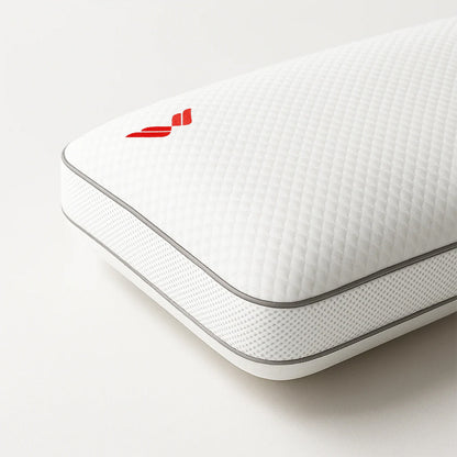 Primer plano de la esquina de la almohada viscoelástica AirHigh de Morfeo con logo rojo y ribete gris.