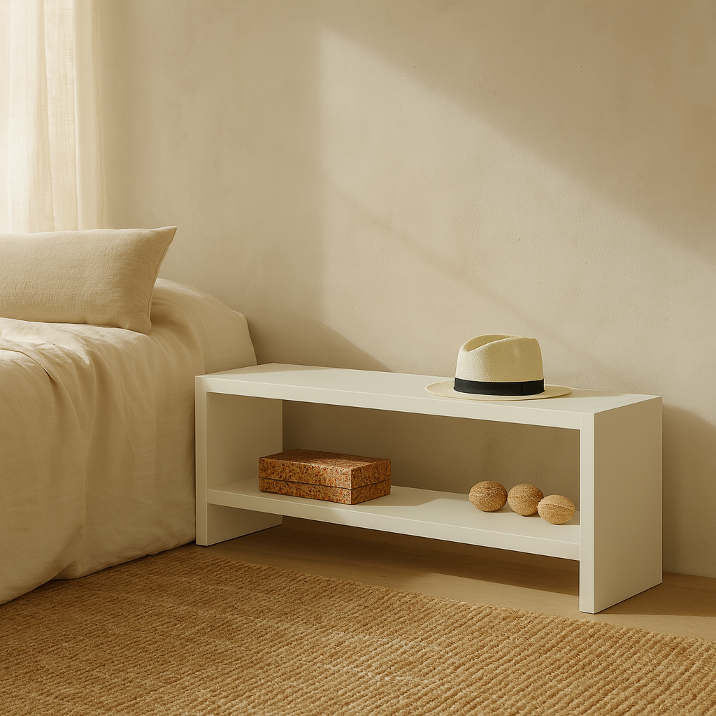 Banqueta Creta color blanco de Morfeo en ambiente de dormitorio colocada a los pies de la cama.