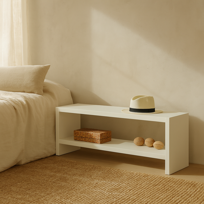 Banqueta Creta color blanco de Morfeo en ambiente de dormitorio colocada a los pies de la cama.