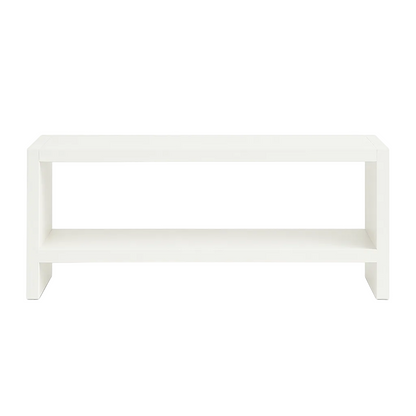 Banqueta Creta color blanco de Morfeo vista de frente sobre fondo blanco con estructura de madera y estante inferior visible.