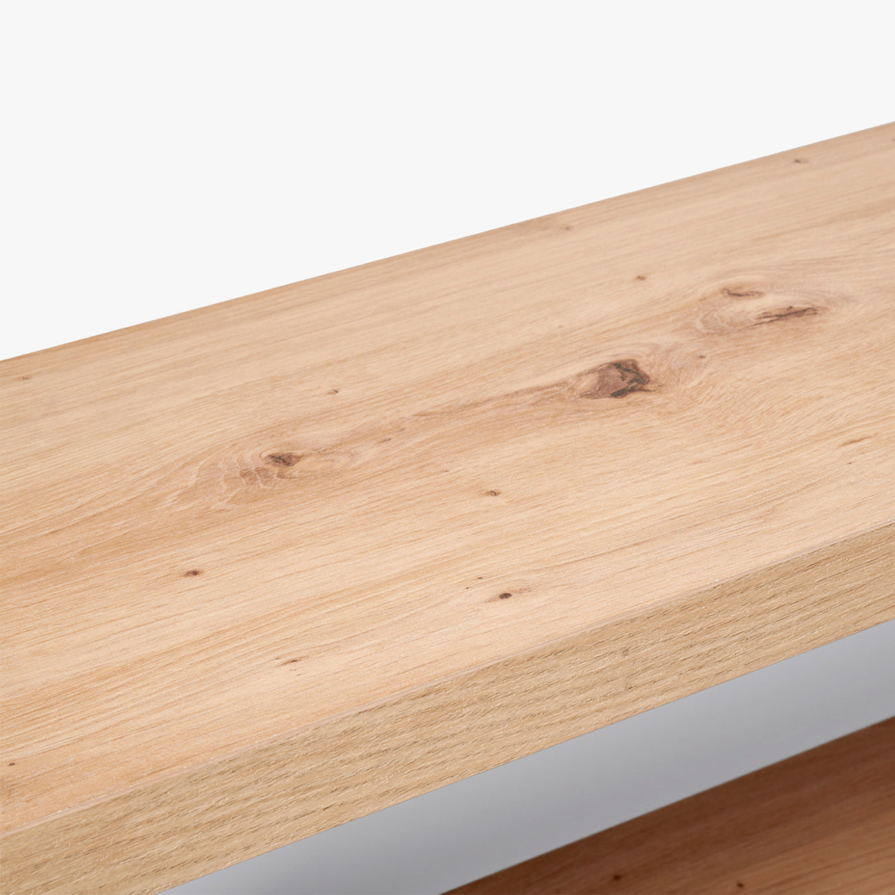 Detalle del tablero de madera de la banqueta Creta color magnolia de Morfeo con vetas visibles.