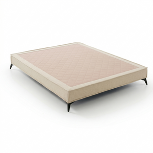 Base tapizada Alma en beige con borde perimetral cosido y patas negro mate, vista frontal