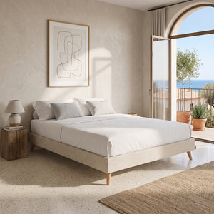 Base tapizada Silos color beige de Morfeo con patas de madera en dormitorio mediterráneo luminoso.