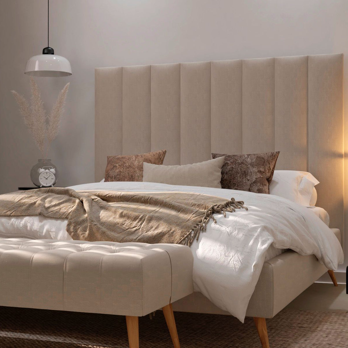 Base tapizada Silos color beige de Morfeo en habitación luminosa con cabecero, banco de cama y textiles beige visibles.