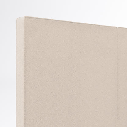 Detalle de la esquina del cabecero Aura beige de Morfeo sobre fondo blanco.