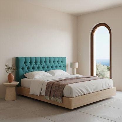 Cabecero Capy azul turquesa de Morfeo en dormitorio luminoso con cama de madera.