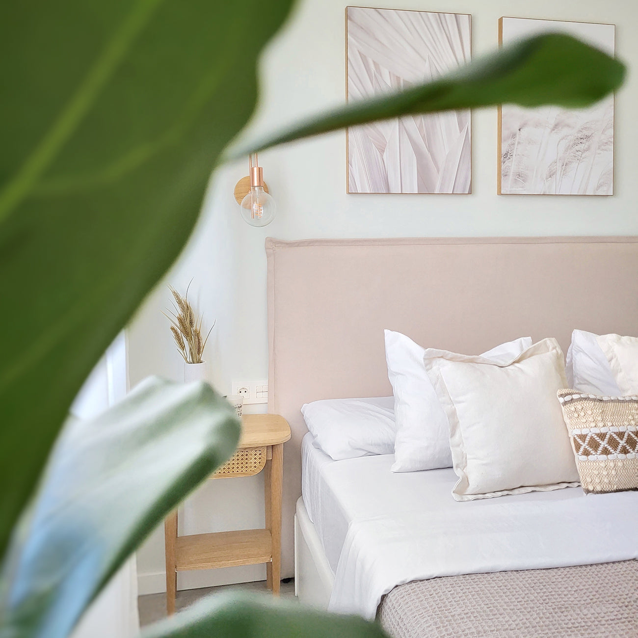 abecero Lin color beige de Morfeo en ambiente de dormitorio luminoso y natural.