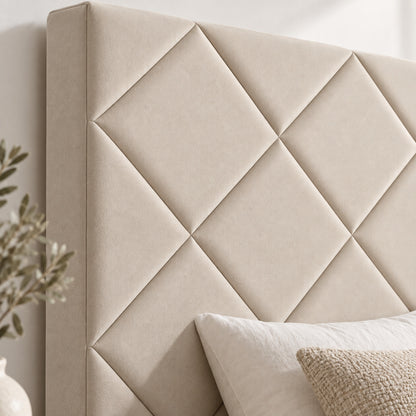 Detalle del relieve de rombos del cabecero Samos beige de Morfeo junto a las almohadas de la cama.