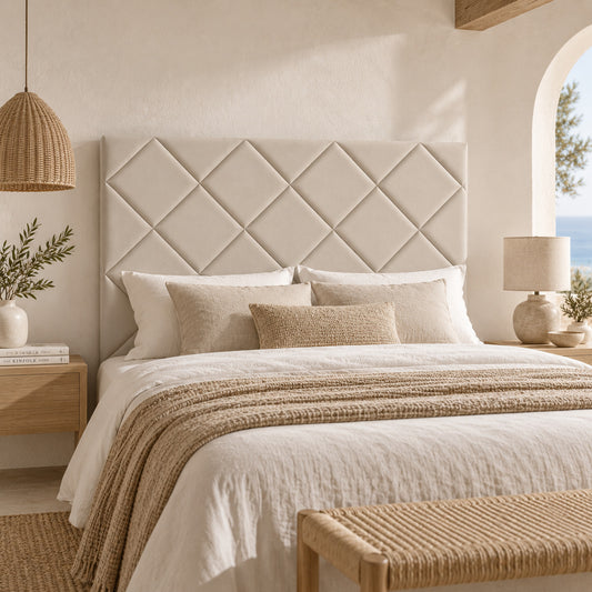 Cabecero Samos beige de Morfeo en un dormitorio mediterráneo con arco y vistas al mar.