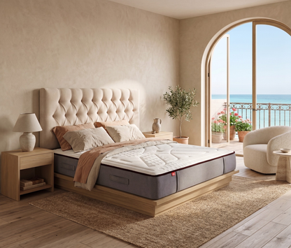 Cabecero Capy color beige de Morfeo con capitoné en habitación mediterránea con colchón y vistas al mar.