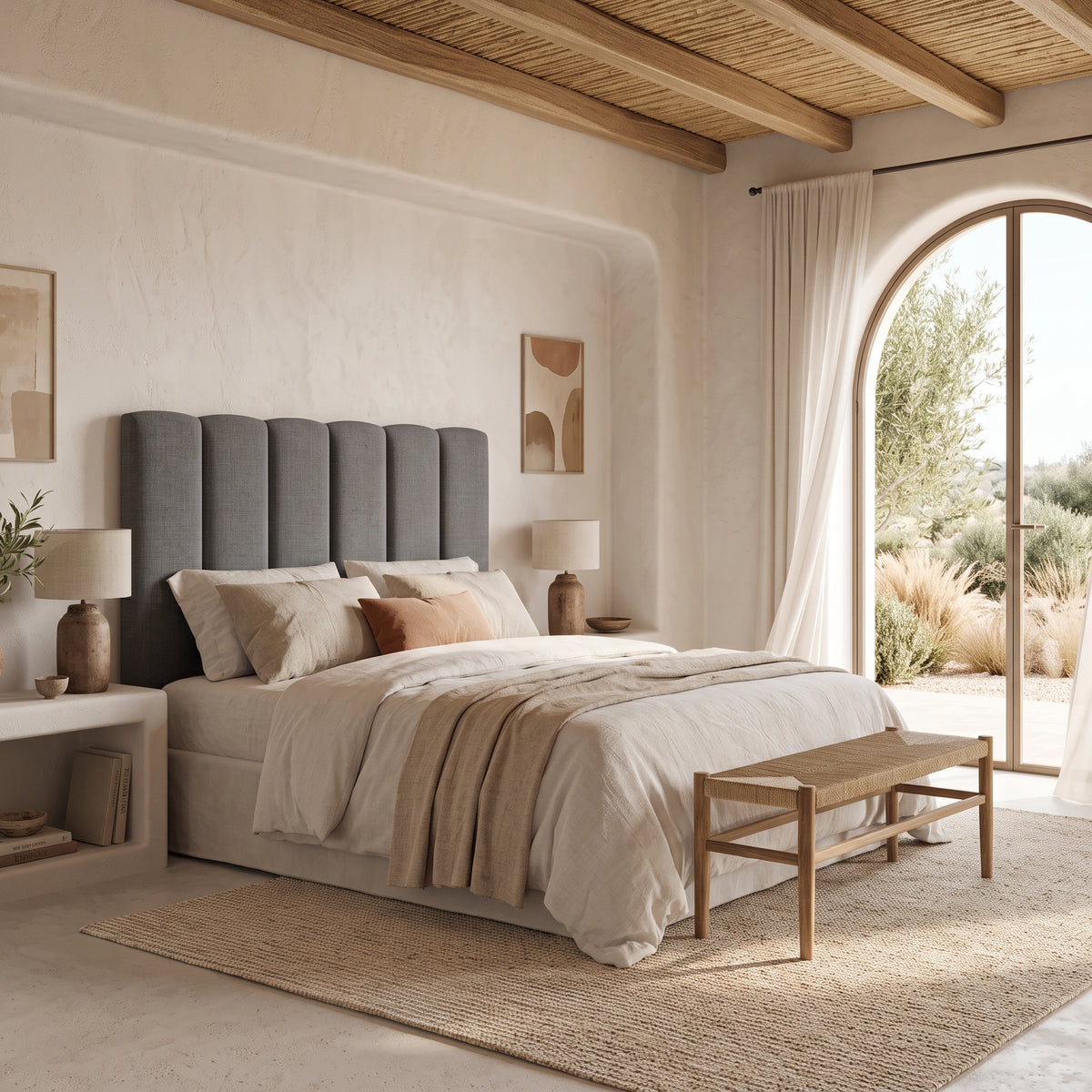 Cabecero tapizado Duna antracita de Morfeo en borreguito, en una habitación mediterránea con techo de madera.