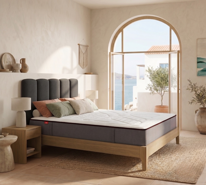 Cabecero tapizado Duna color antracita de Morfeo en habitación mediterránea con ventanal arqueado y cama de madera.