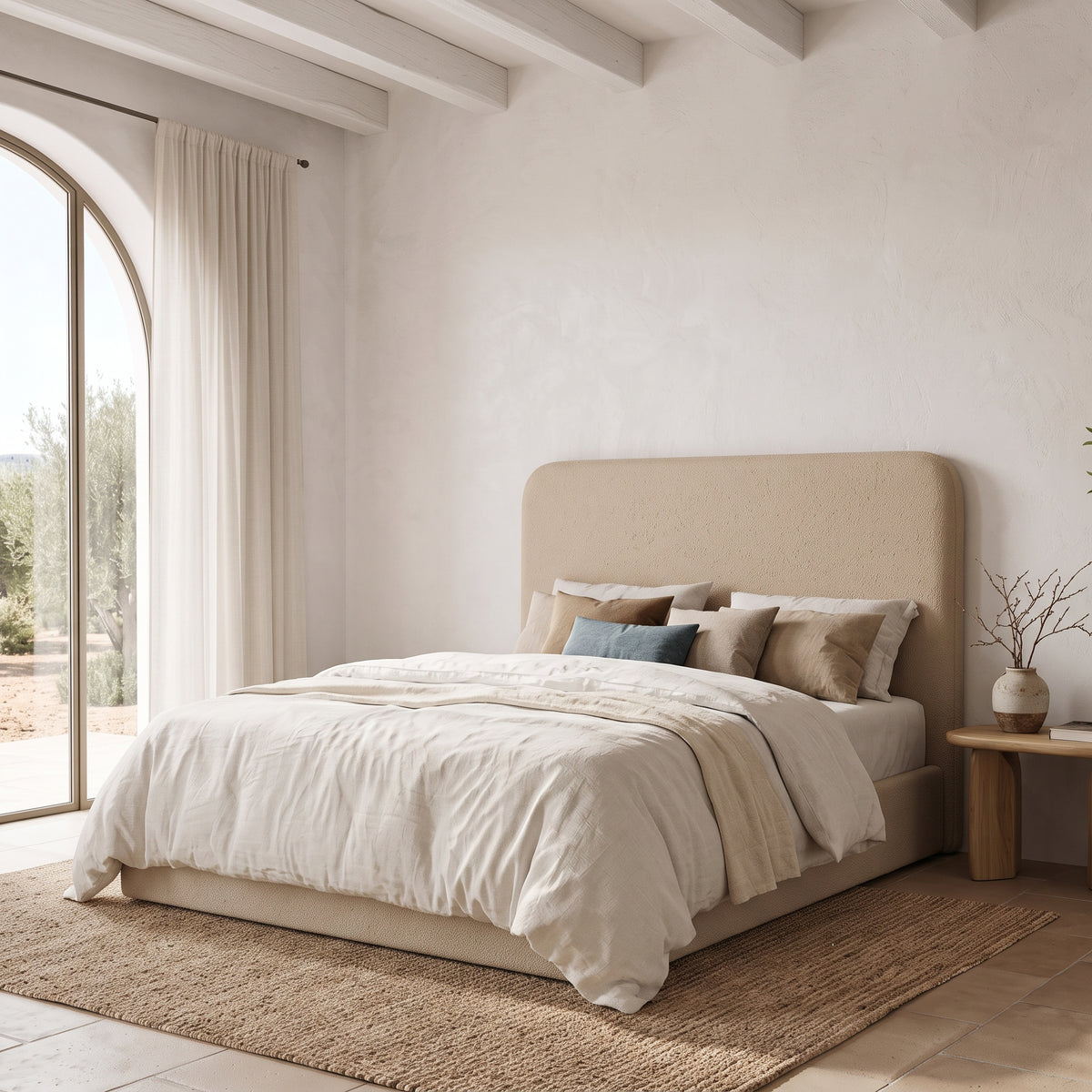 Cabecero tapizado Saona beige de Morfeo con bordes redondeados en bouclé, en un dormitorio mediterráneo con vigas.