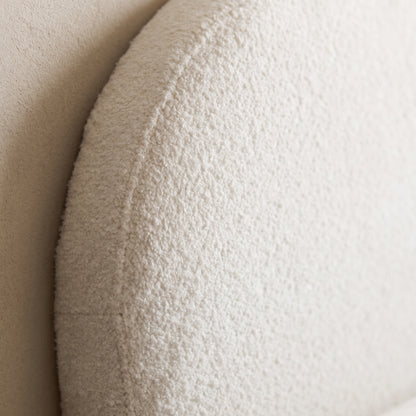 Detalle del tejido bouclé antimanchas y del borde redondeado del cabecero tapizado Saona blanco de Morfeo.