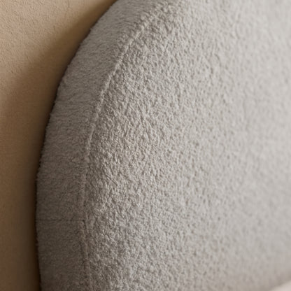 Detalle del tejido bouclé antimanchas y del borde redondeado del cabecero tapizado Saona gris de Morfeo.