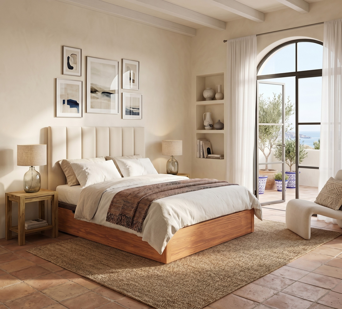 Cabecero tapizado Tasos color beige de Morfeo con canales verticales en habitación mediterránea con cama de madera.