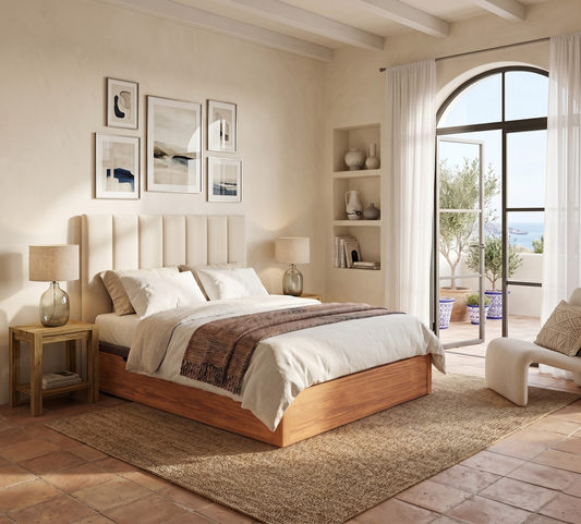Cabecero tapizado Tasos color beige de Morfeo con canales verticales en habitación mediterránea con cama de madera.