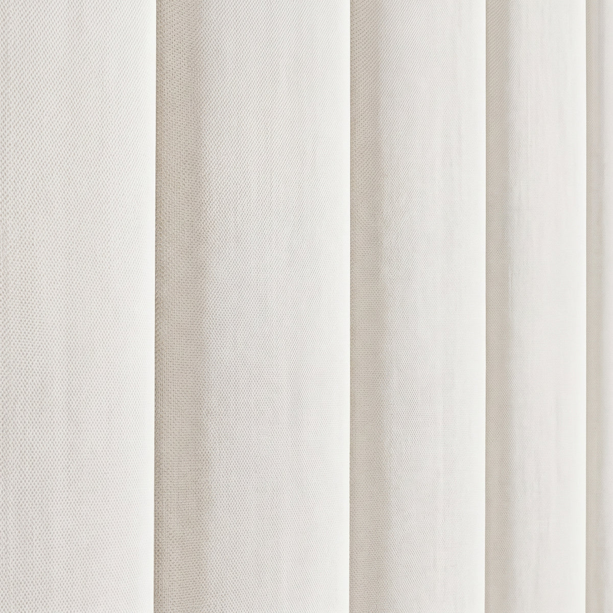 Detalle de los canales verticales acolchados del cabecero tapizado Tasos blanco de Morfeo. Tejido antimanchas, fabricado en España.