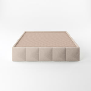 Vista frontal del canapé Duna color beige de Morfeo sobre fondo blanco.