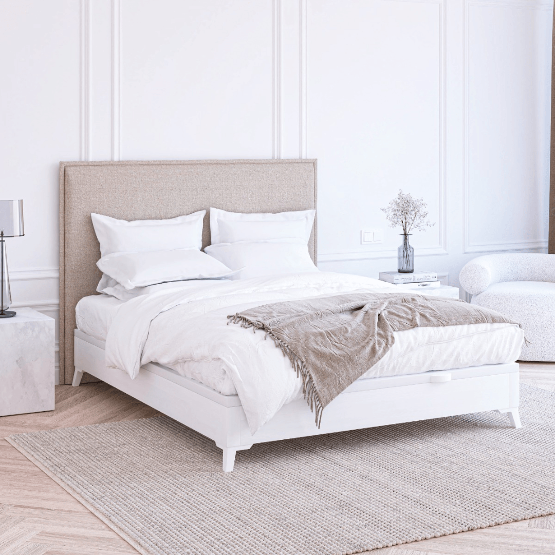 Canapé Niza color blanco de Morfeo en dormitorio luminoso con cama y textiles claros.