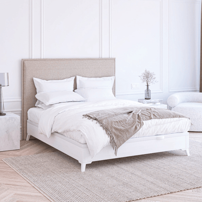 Canapé Niza color blanco de Morfeo en dormitorio luminoso con cama y textiles claros.