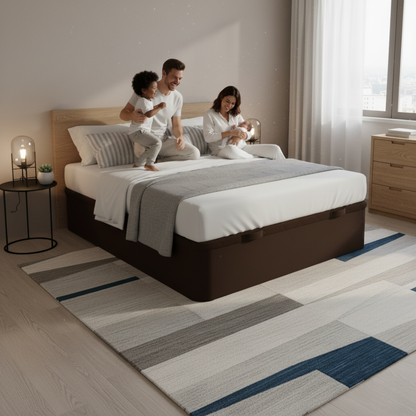 Canapé Rodas color wengue de Morfeo en dormitorio con familia sobre la cama.