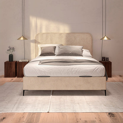 Canapé Saona color beige de Morfeo en dormitorio moderno con cama y textiles claros.