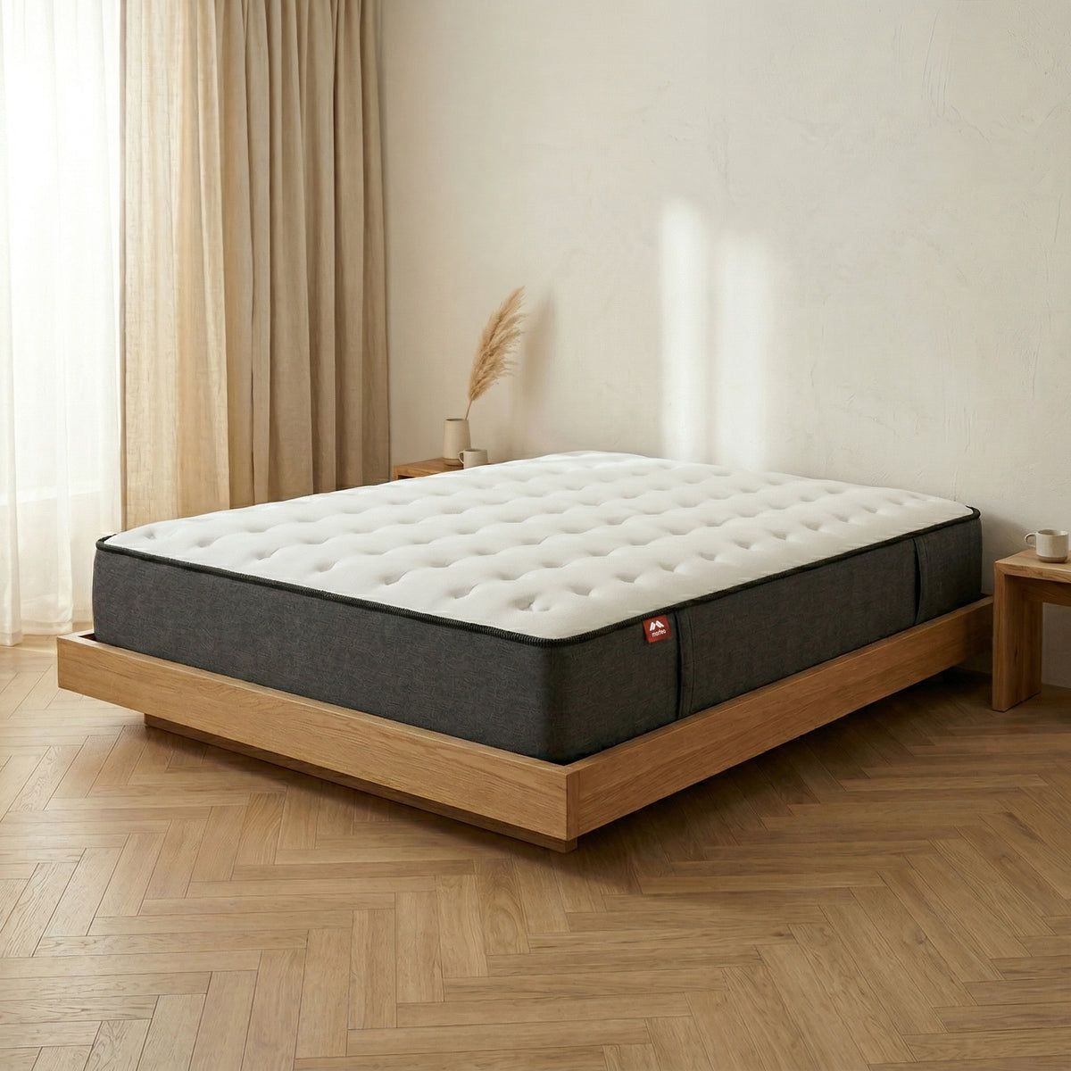 Colchón Altus de Morfeo en dormitorio minimalista con cama y decoración en tonos neutros.