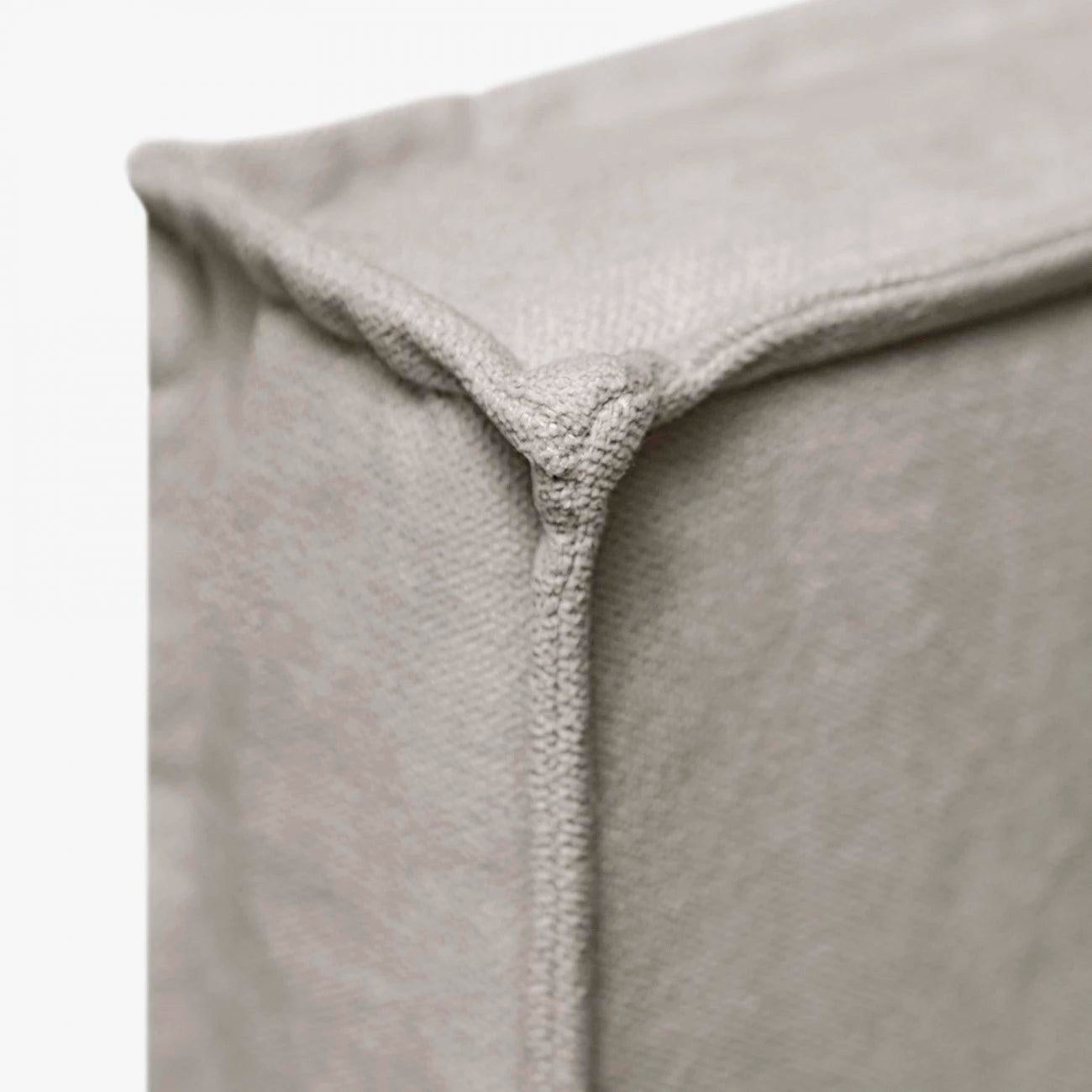 Detalle de la esquina del cabecero Mox color gris de Morfeo con tapizado acolchado.
