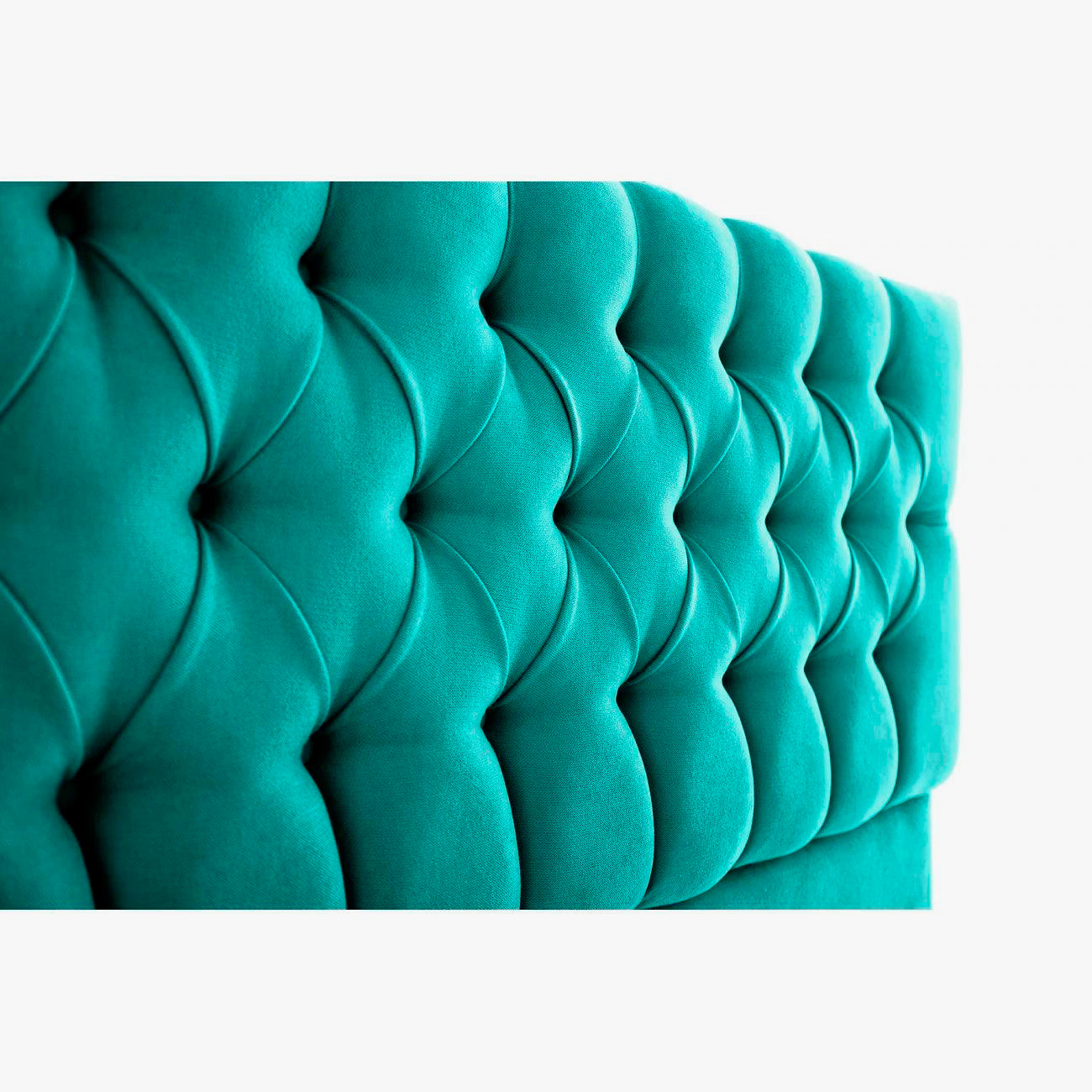 Detalle lateral del capitoné del cabecero Capy color azul turquesa de Morfeo.