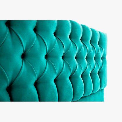 Detalle lateral del capitoné del cabecero Capy color azul turquesa de Morfeo.