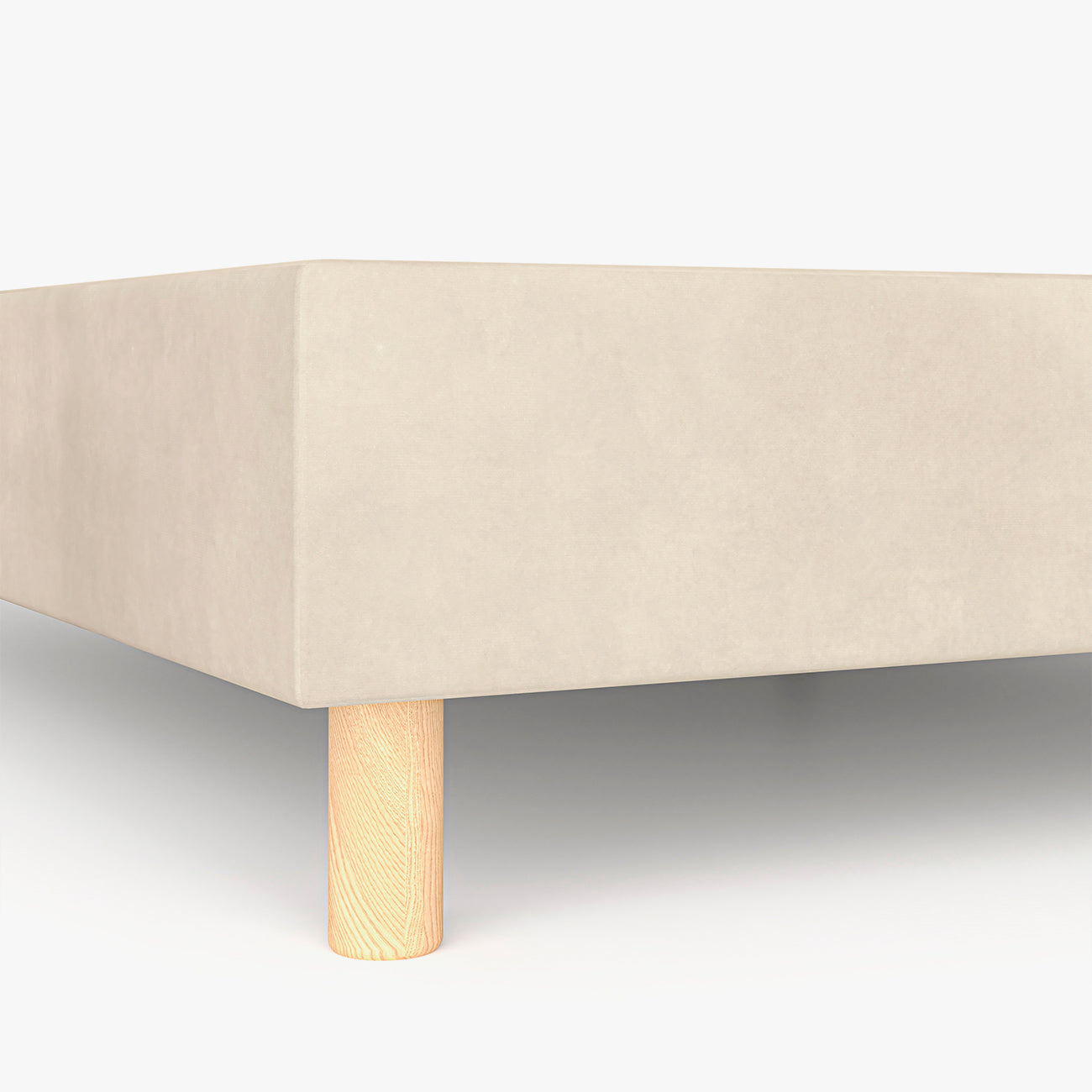 Detalle de la pata de madera de la base tapizada Samos color beige de Morfeo.