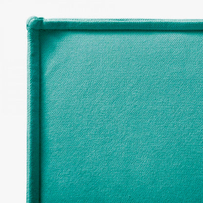 Detalle de la tela del cabecero Mox color turquesa de Morfeo con costuras visibles