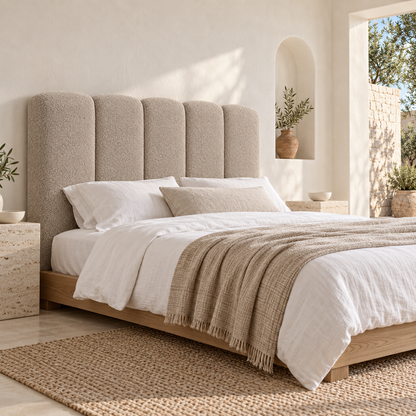 Cabecero Duna beige de Morfeo en dormitorio mediterráneo abierto a un patio, con cinco canales redondeados y tejido borreguito de pelo corto y punto fino.