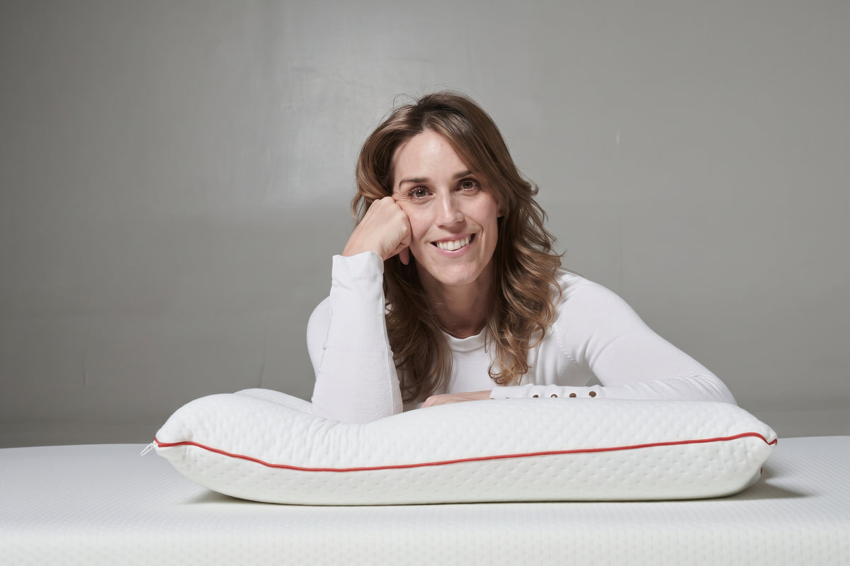 Elena Fernández, fundadora y CEO de Morfeo, con una almohada Morfeo