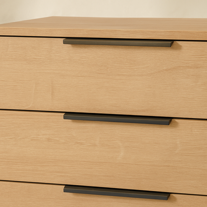 Detalle de los cajones en madera y los tiradores negros alargados de la mesita de noche Éter de Morfeo.