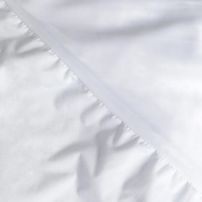 Detalle de la costura del borde y el faldón del protector de colchón Tencel de Morfeo.