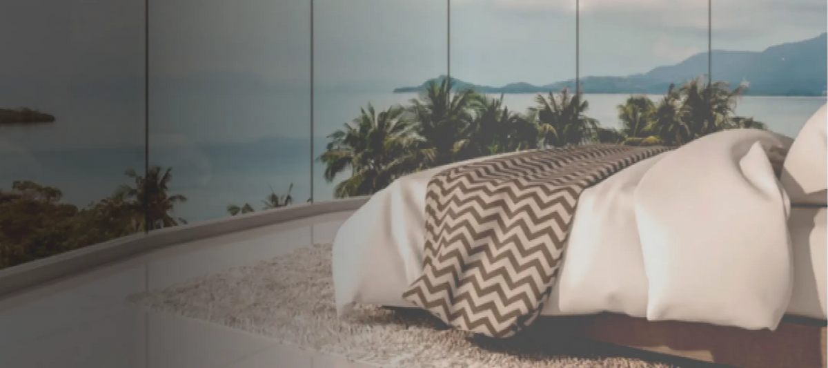 Cama de hotel con vistas al mar