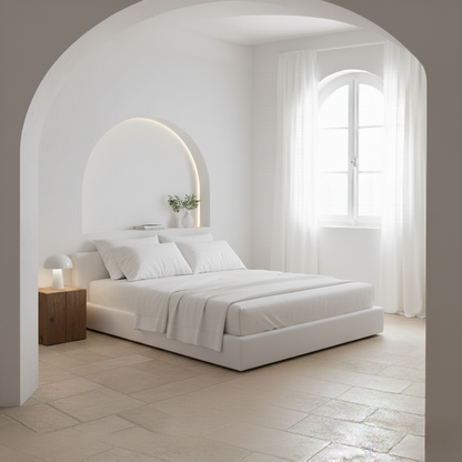 Juego de sábanas de algodón percal blanco de Morfeo en dormitorio luminoso con cama vestida, almohadas y textiles blancos.