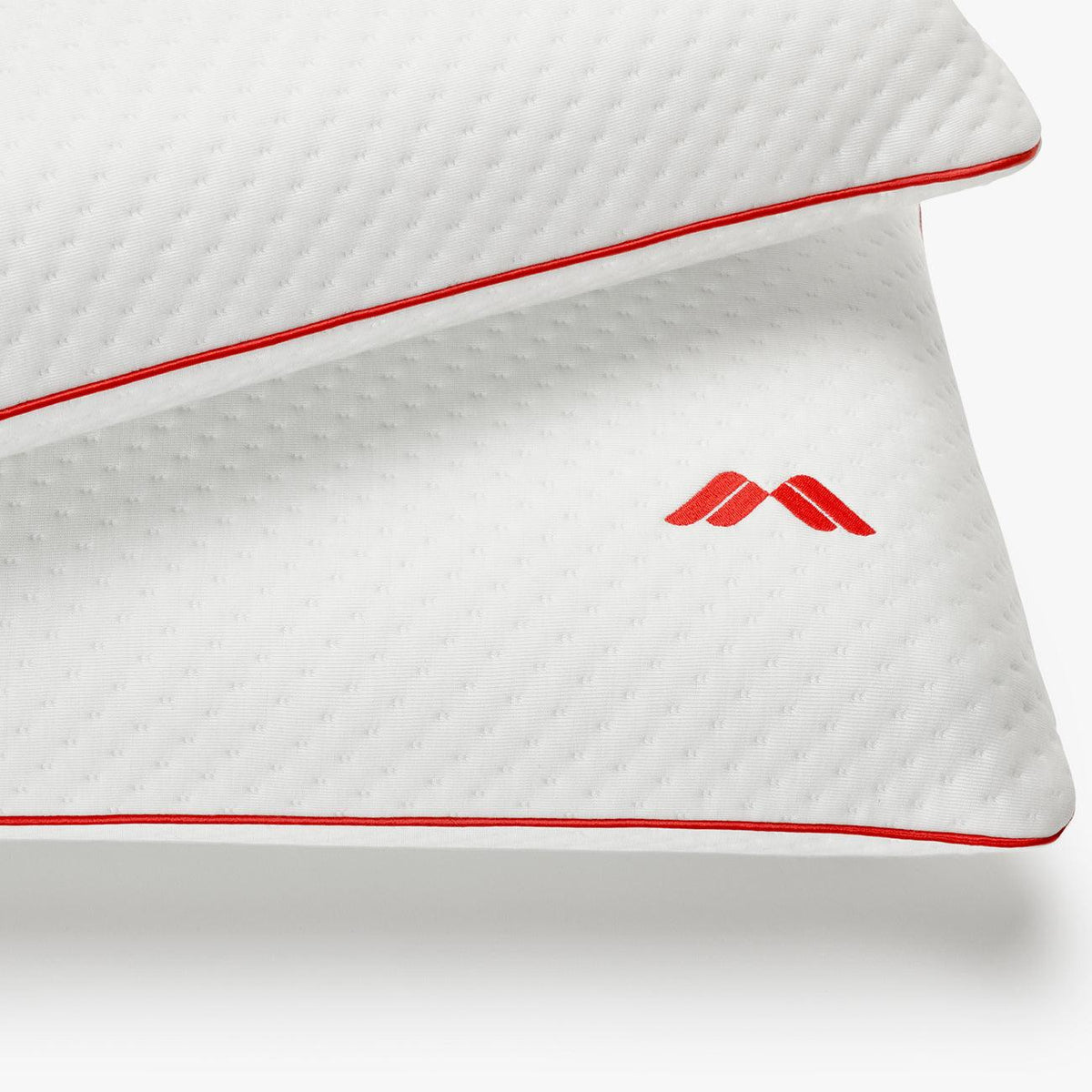 Detalle de la funda texturizada y el logo rojo de la almohada viscoelástica SojaVisco de Morfeo.