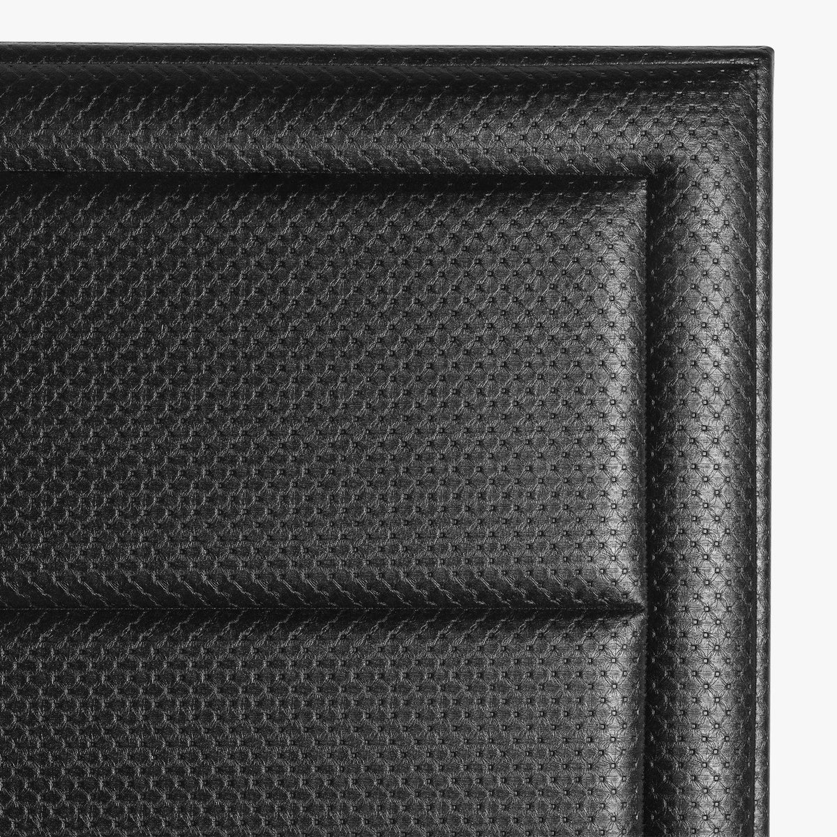 Cabecero Alba en color negro de Morfeo, detalle frontal del marco acolchado con textura perforada.