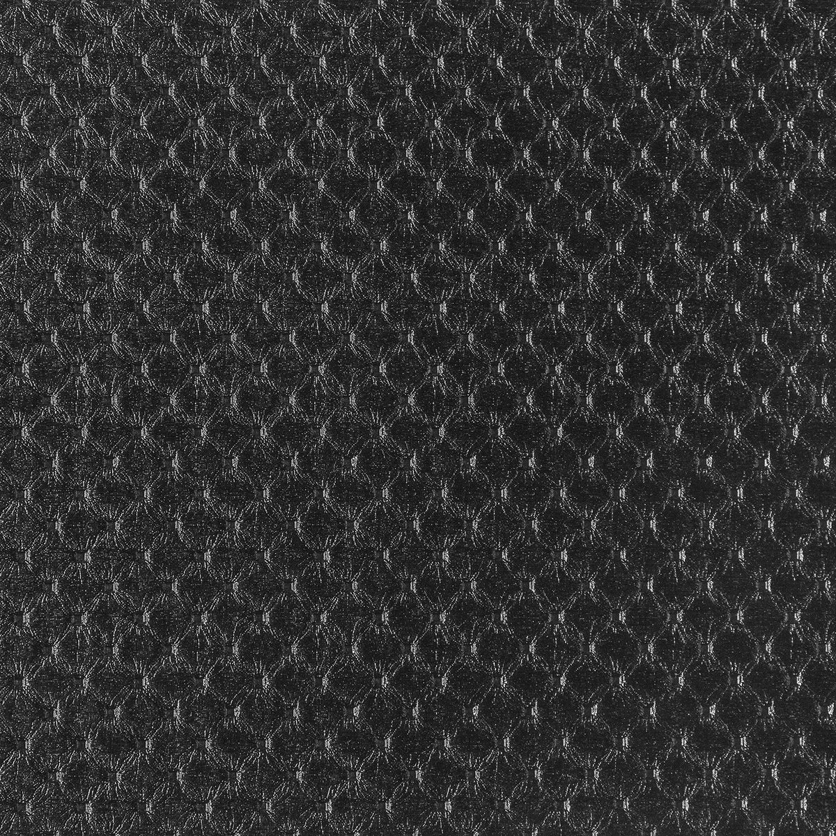 Primer plano de la textura perforada del tapizado negro del cabecero Alba de Morfeo.