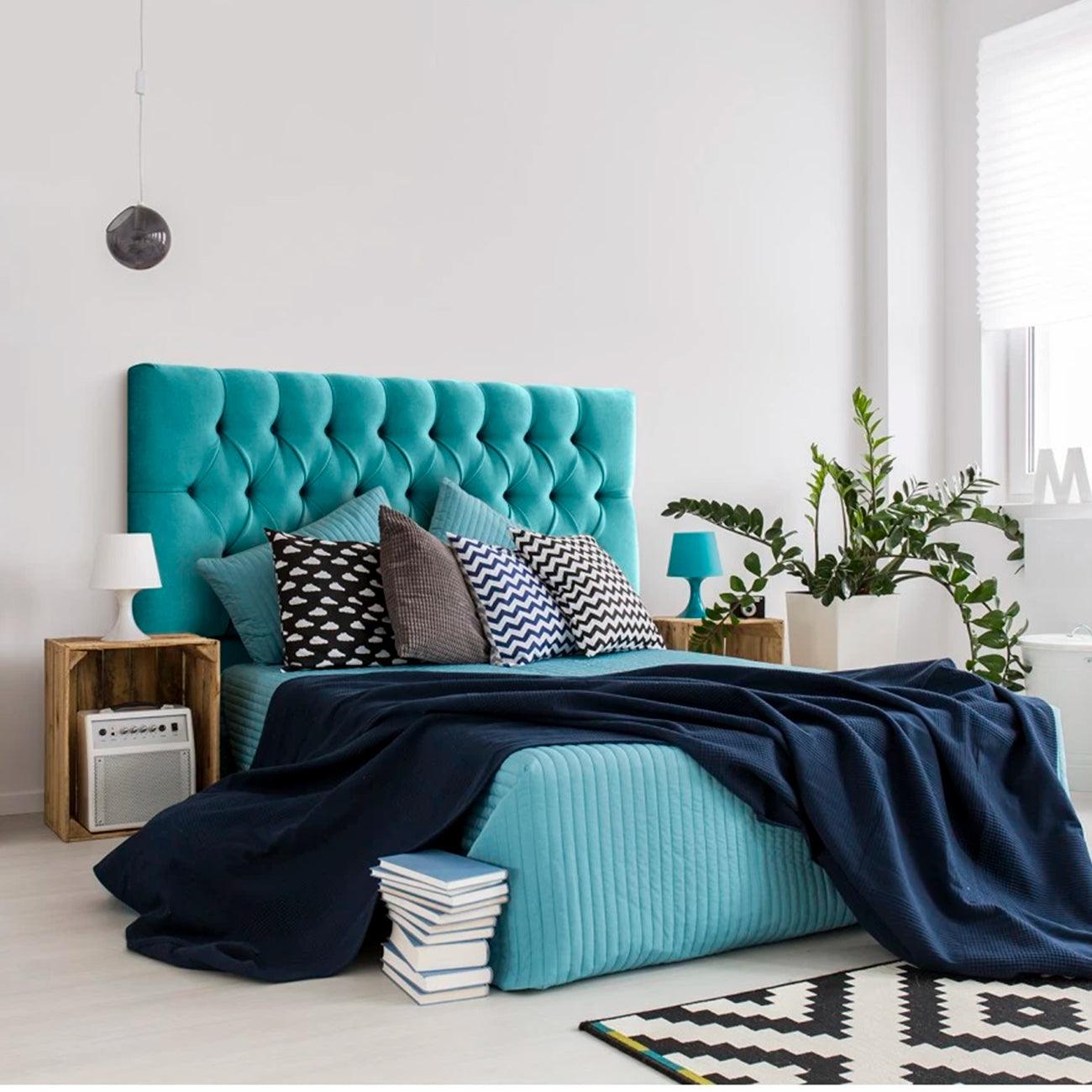 Cabecero Capy capitoné color azul turquesa de Morfeo en dormitorio moderno y luminoso.